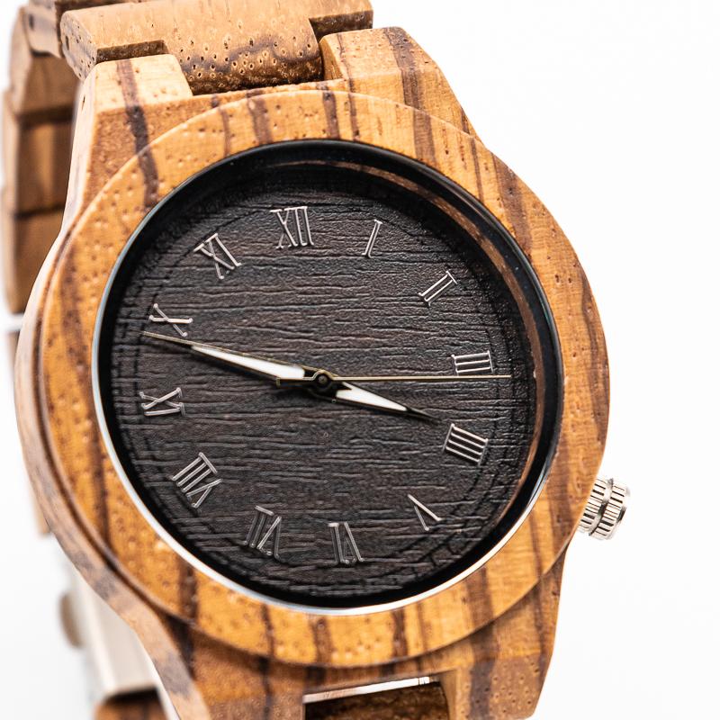 Montre en bois homme à quartz Roma Zebra en situation, photo 2