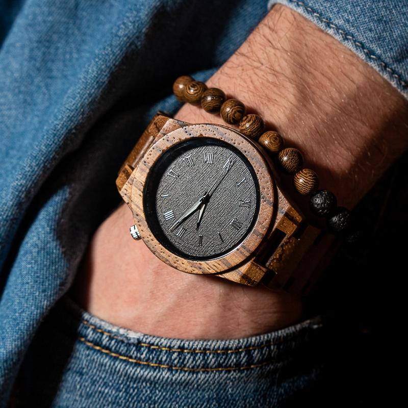 Montre en bois homme à quartz Roma Zebra en situation
