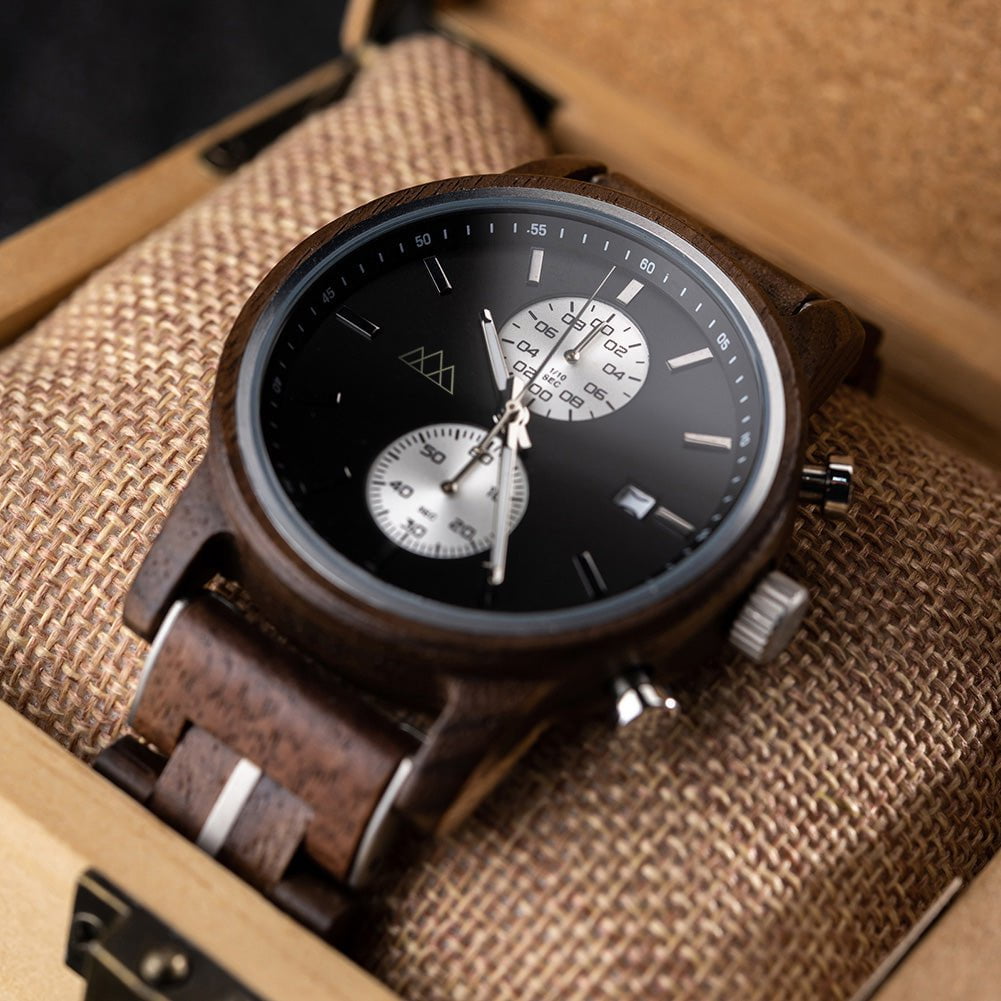 Montre en bois homme ronde cadran noir Brooklyn Black en situation