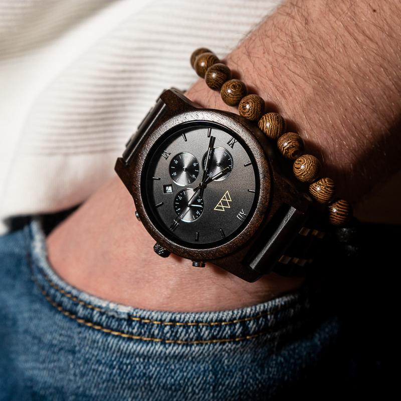 Montre bois pour homme Sport Dark en situation, photo 3