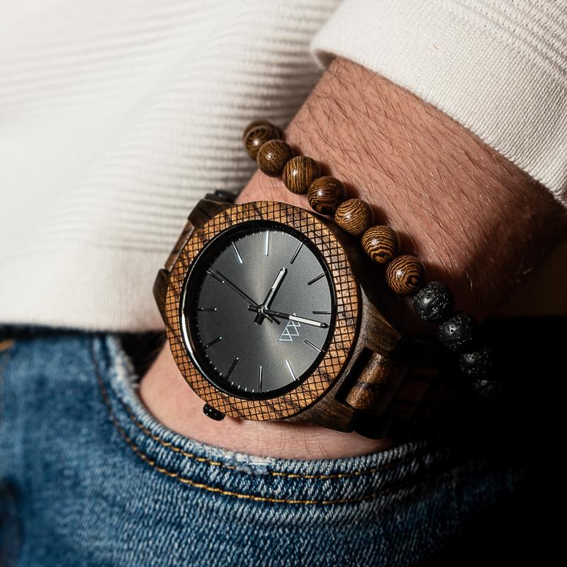 Montre en Bois Homme Wild Dark en situation, photo 3