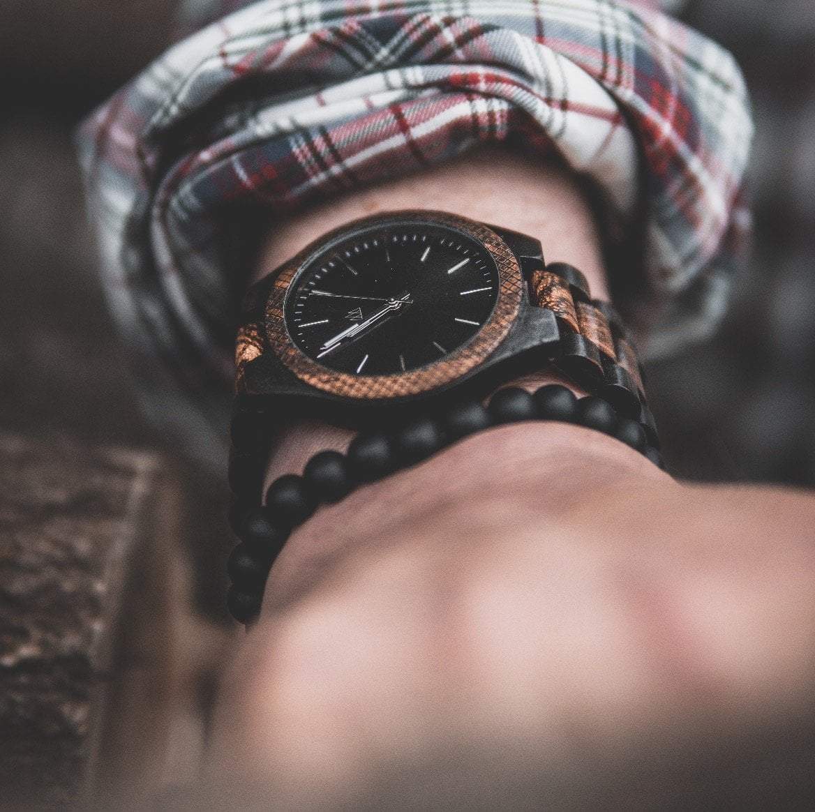 Montre en Bois Homme Wild Dark en situation