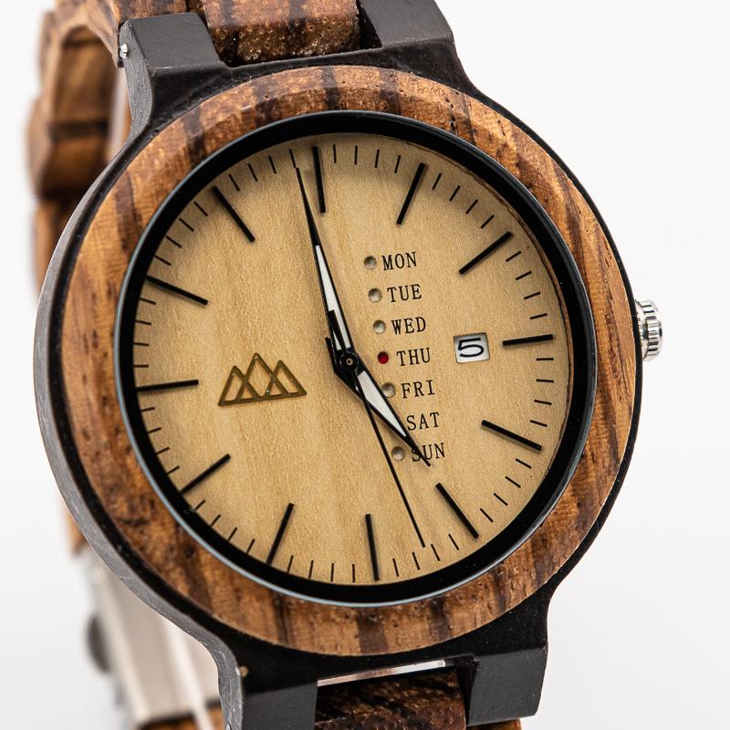 Montre en bois marron Fashion Brown en situation, photo 2