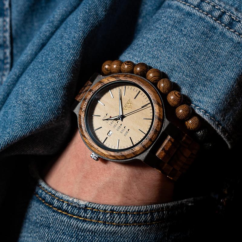 Montre en bois marron Fashion Brown en situation, photo 3