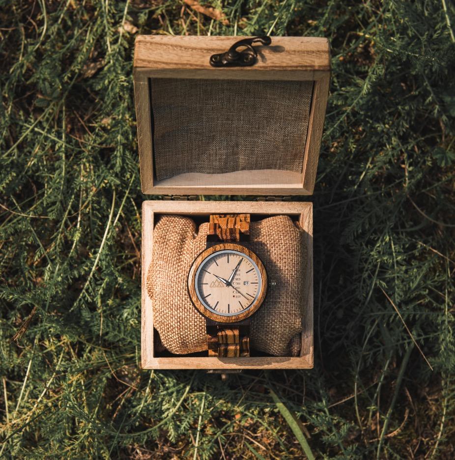 Montre en bois marron Fashion Brown en situation