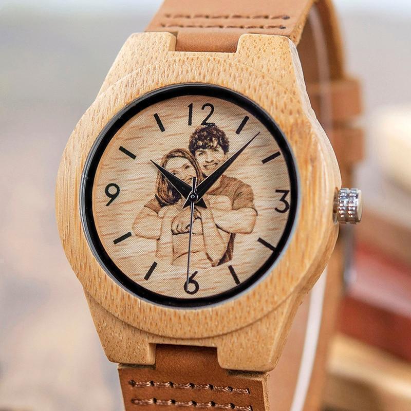 Montre en bois personnalisée avec gravure Classic en situation, photo 2