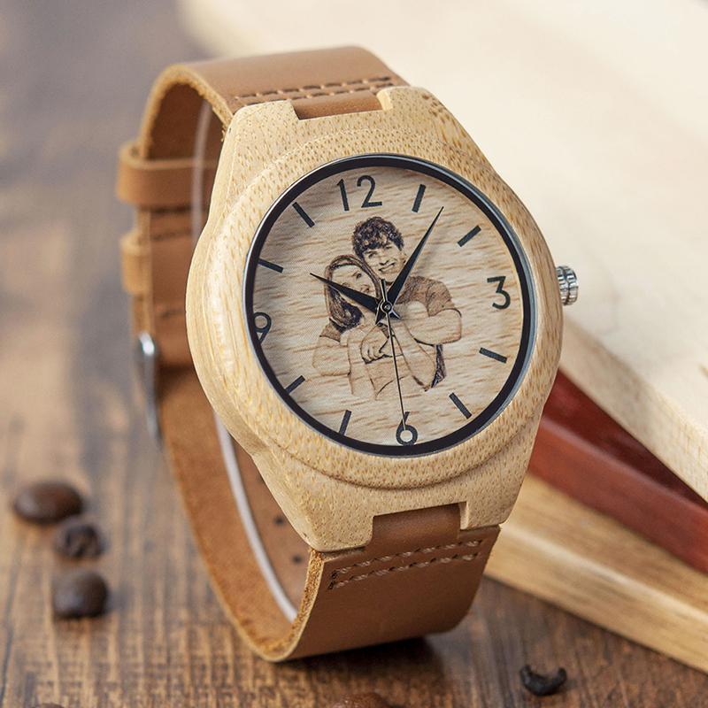 Montre en bois personnalisée avec gravure Classic en situation, photo 3