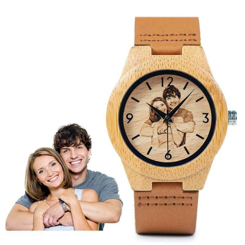 Montre en bois personnalisée avec gravure Classic, vue 2 sur fond blanc