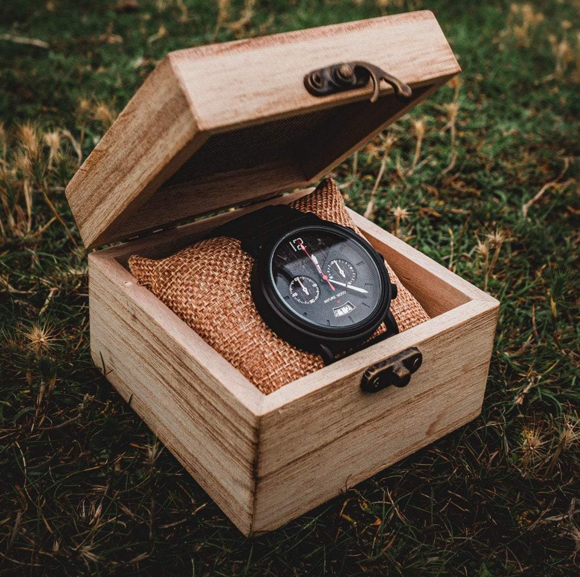 Montre en bois sport noire Indiana Black en situation