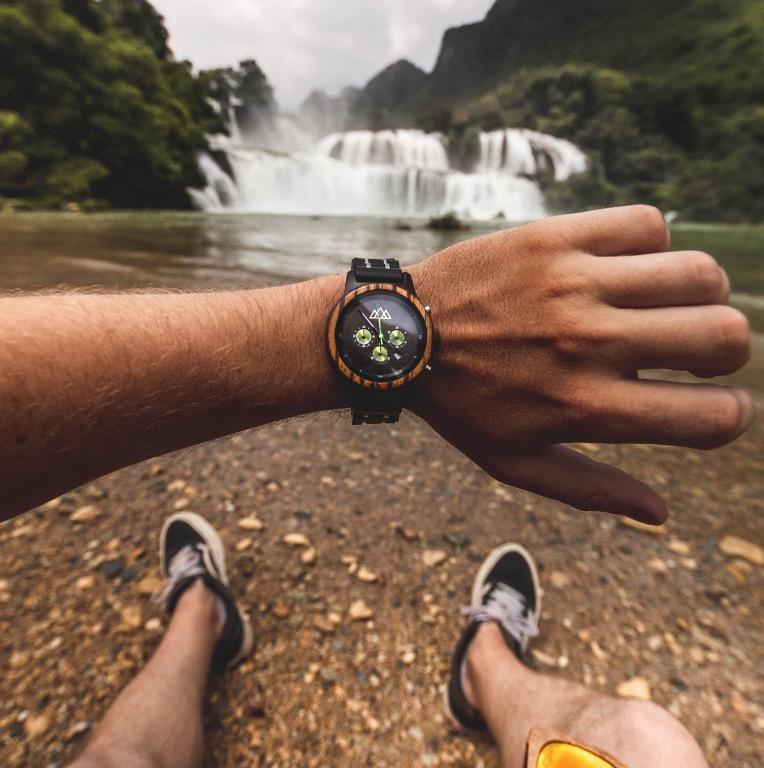 Montre en bois sport verte Outdoor Jungle en situation