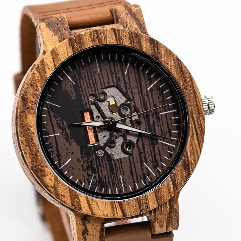 Montre bois squelette Dark Engraved en situation, photo 2