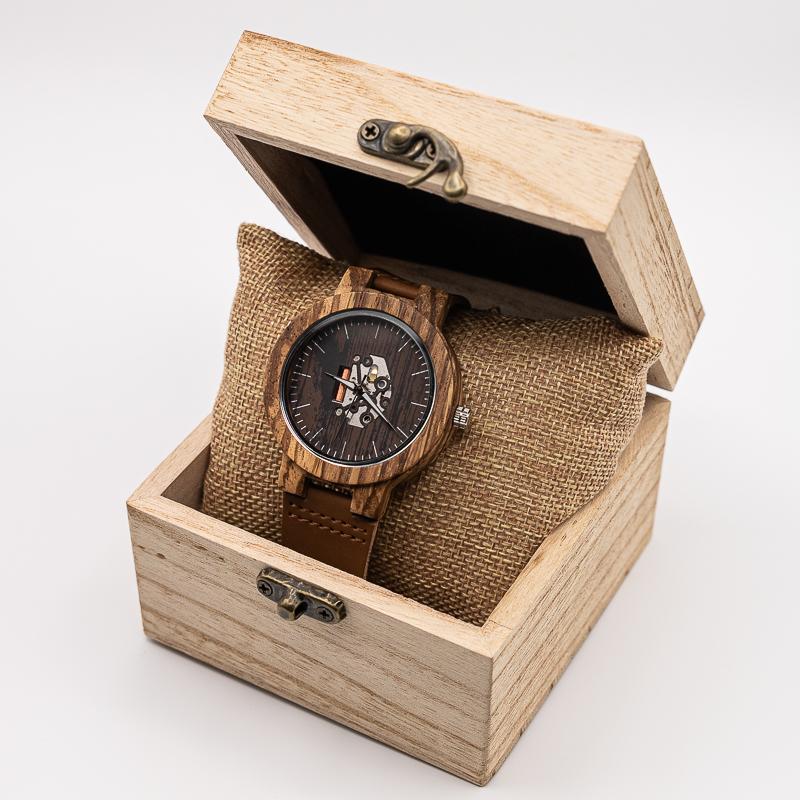 Montre bois squelette Dark Engraved en situation, photo 3