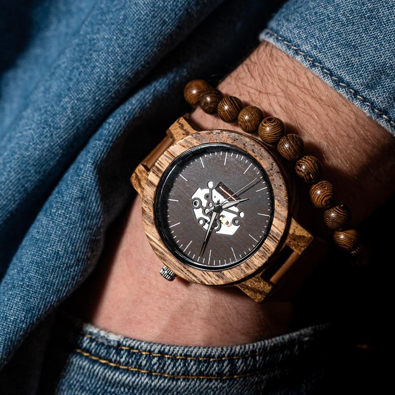 Montre bois squelette Dark Engraved en situation